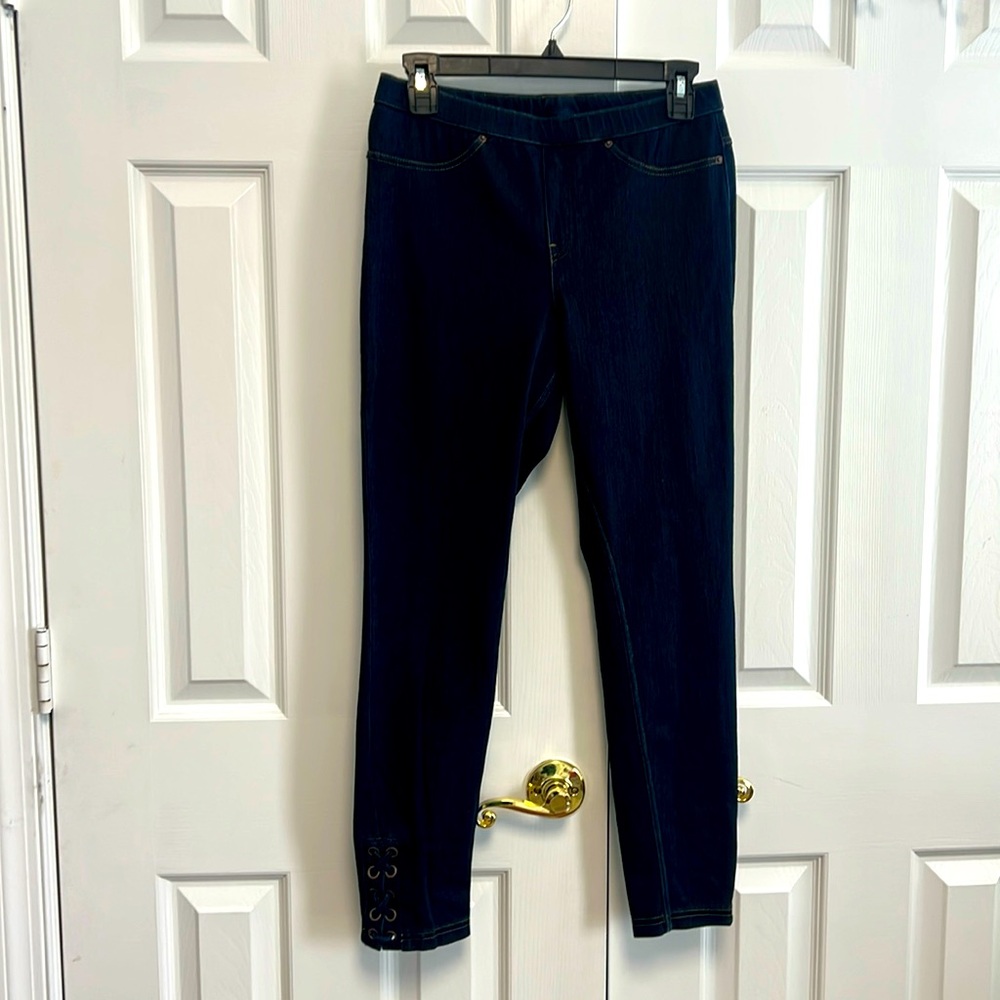 HUE dark navy rinse stretch denim leggings. Medium